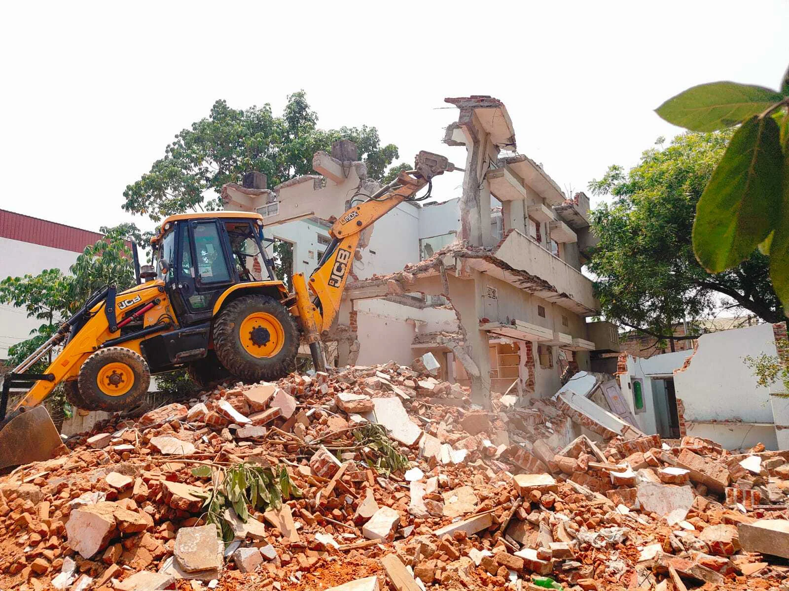 Deep basement excavation and tracked excavator fleet in Delhi NCR